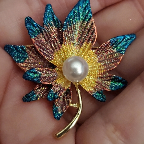 Retro high-end, multicolor maple leaf brooch with pearl and gold trim. - Picture 5 of 8